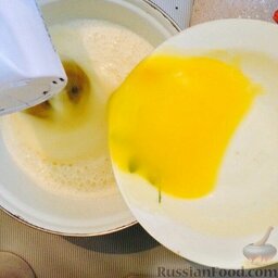 Вафельные трубочки: Влить масло во взбитые яйца, снова взбить.