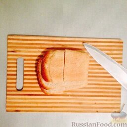 Гренки на завтрак: Хлеб нарезать тонкими ломтиками.