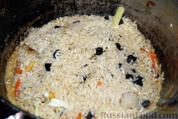 Ташкентский плов: Ещё раз проверим плов на наличие лишней жидкости. Если всё в порядке - соберем рис горкой.