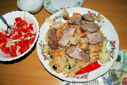 Ташкентский плов: А потом уже перемешать содержимое казана, выложить на большую тарелку, а сверху мясо, перец и чеснок. Вот как-то так.