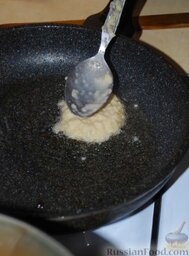 Драники: Ну так вот, солим наше тесто и можно разогревать сковороду с растительным маслом.   На сковороду выкладываем тесто ложкой и обжариваем всё это на манер оладий.