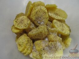 Картофельная запеканка: Сложить картофель в миску, обильно посыпать солью и перцем. Хорошо перемешать.