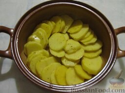 Картофельная запеканка: Выложить один слой картофеля в небольшую промасленную жаровню (объем примерно 2 л).