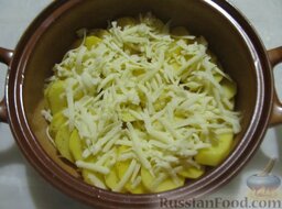 Картофельная запеканка: Половиной сыра посыпать нижний слой картофеля.