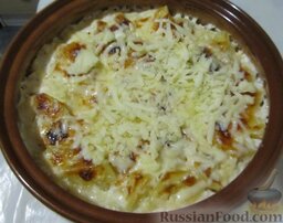 Картофельная запеканка: Достать готовый картофель из духовки, посыпать оставшимся сыром.