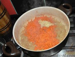 Запеченная курица, фаршированная гречкой: Пассеровать морковь, лук и чеснок до мягкости.
