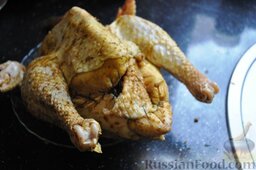 Запеченная курица, фаршированная гречкой: Курицу можно зашить, чтобы начинка не выпадала при запекании.