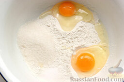 Сладкие блинчики: В просеянную муку сыплем сахар, вбиваем яйца. Разминаем продукты ложкой до получения липких однородных сгустков.