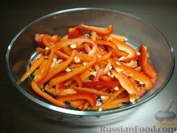 Рыба по-мароккански: В огнеупорную форму выложить сначала морковку, потом сладкий и острый перец.