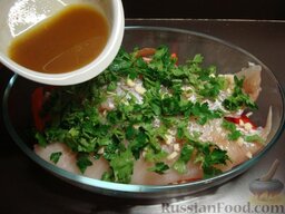 Рыба по-мароккански: Приготовить соус, смешав 3 ст. ложки оливкового масла с 4 ст. ложками воды и паприкой. Полить соусом рыбу.