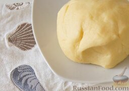 Грибной пирог: Добавить сметану, замесить гладкое, эластичное тесто. Убрать в холодильник на 1 час.