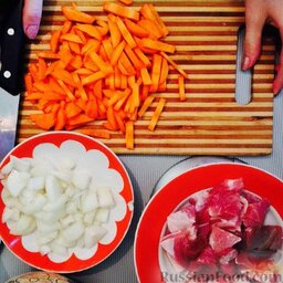 Плов из свинины: Потом мясо, лук и морковь нарезать (морковь - соломкой).