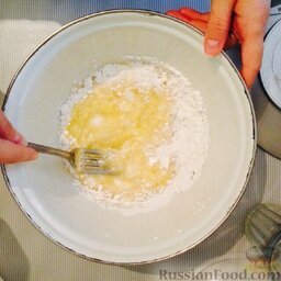 Медово-коричная выпечка: Добавить яйца и взбить вилкой с сахарной пудрой до однородной массы.