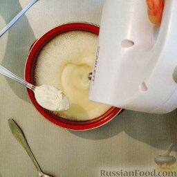 Пирожное "Картошка": В кастрюльку вылить молоко, добавить сахар, яйцо, ванилин, хорошо взбить и добавить муку.