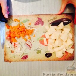Быстрый, лёгкий супчик: Пока рис варится, порезать картошку, морковь и лук.