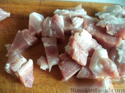 Жаркое из свинины с картошкой: Мясо вымыть, нарезать порционными кусочками.