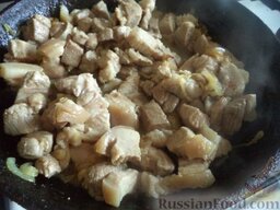 Жаркое из свинины с картошкой: В сковороду выложить мясо. Жарить все вместе, помешивая, 7-10 минут.
