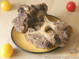Капуста жареная с говядиной: Мясо на косточке готово! Достаньте его из бульона и отделите от кости.