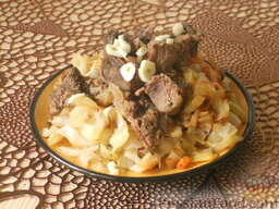Капуста жареная с говядиной: Блюдо готово! Выложите овощи и мясо на тарелки, посыпьте чесноком.  Приятного аппетита!