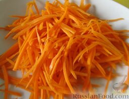 Скумбрия маринованная: Морковь почистить и порезать соломкой, или потереть на обычной крупной терке.