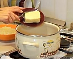 Сырный сливочный крем-суп с беконом: В кастрюлю, в которой и будет вариться наш суп, отправляем сливочное масло, растапливаем  его.