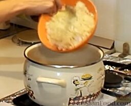 Сырный сливочный крем-суп с беконом: Добавляем мелко нарезанный лук. Пассеруем лук до прозрачности.