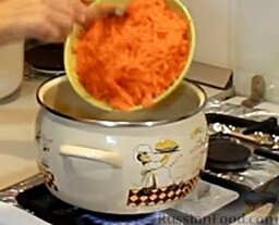 Сырный сливочный крем-суп с беконом: Добавляем к луку натертую на терке или мелко нарезанную морковь, которую обжариваем 3-4 минуты.