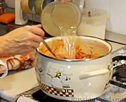 Сырный сливочный крем-суп с беконом: Заливаем все бульоном, солим по вкусу и варим до готовности овощей.