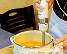Сырный сливочный крем-суп с беконом: Когда овощи сварятся, снимаем кастрюлю с плиты и погружным блендером превращаем все в пюре (будьте осторожны, чтобы не обжечься).