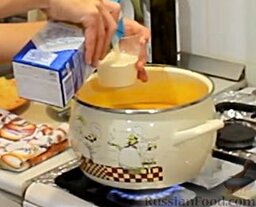 Сырный сливочный крем-суп с беконом: Снова доводим до кипения, добавляем сливки, опять закипятим.