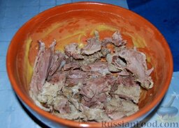 Плов с укропом и голяшками: На смазанную маслом поверхность я выложил порезанное некрупно мясо с голяшек.