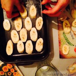 Манник-перевёртыш с бананами: Бананы нарезать пластинками.