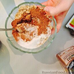 Булочный пирог с корицей и орехами: Для начинки размолоть орехи и смешать их с 3-4 ч.л. сахара и корицей.  Растопить немного сливочного масла для смазывания.