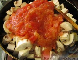 Гуляш свиной с грибами: Выложить в сковороду грибы и помидоры.