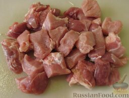 Гуляш свиной с грибами: Мясо порезать крупными кусками.
