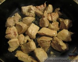 Гуляш свиной с грибами: На сковороде разогреть пару столовых ложек растительного масла, выложить резаное мясо, обжарить в течение 10 минут.