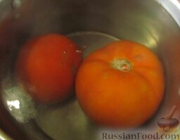 Гуляш свиной с грибами: Тем временем помидоры залить кипятком, оставить на 1 минуту в воде.