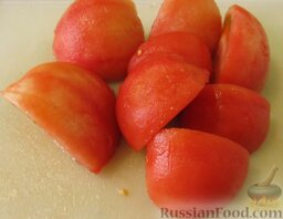 Гуляш свиной с грибами: Слить кипяток, залить помидоры холодной водой, через пару минут слить. Почистить помидоры.
