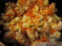 Гуляш свиной с грибами: Тем временем мясо достаточно обжарилось, можно добавить в него лук и морковь.