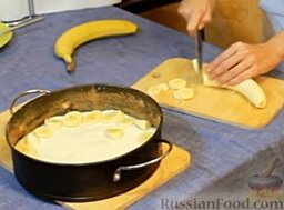 Манник с бананами: В форму выливаем половину теста. Бананы очищаем и нарезаем кружочками.