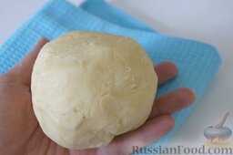 Картофельный пирог: Замесить мягкое тесто, убрать в холодильник на 1-1,5 часа.