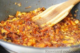 Постный рисовый суп: Добавить томатную пасту. Помешивая, обжаривать около минуты.