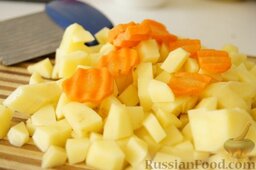 Постный рисовый суп: Картофель очистить, нарезать кубиками.