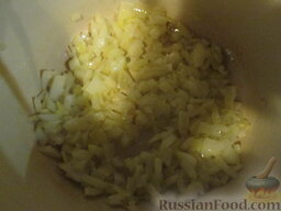 Суп-пюре из шампиньонов и картофеля: Лук порезать и обжарить до золотистого цвета на оливковом масле.