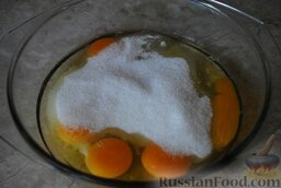 Клубничный бисквит в мультиварке: Яйца комнатной температуры выбиваем в миску. Высыпаем сахар.