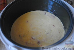 Клубничный бисквит в мультиварке: Контейнер мультиварки смазываем растительным маслом. Выливаем в него тесто.