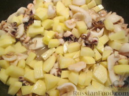 Каракатицы и креветки с картофелем и горошком: Добавить картофель, нарезанный кубиком.