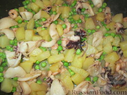 Каракатицы и креветки с картофелем и горошком: Добавить замороженный зеленый горошек.