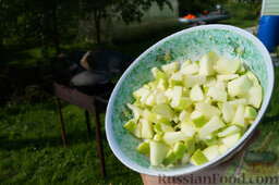Тушеный гусь в квашеной капусте: Через минут 20 добавляем зеленые кислые яблоки.