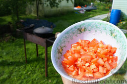 Тушеный гусь в квашеной капусте: Добавляем кислоты помидорами.